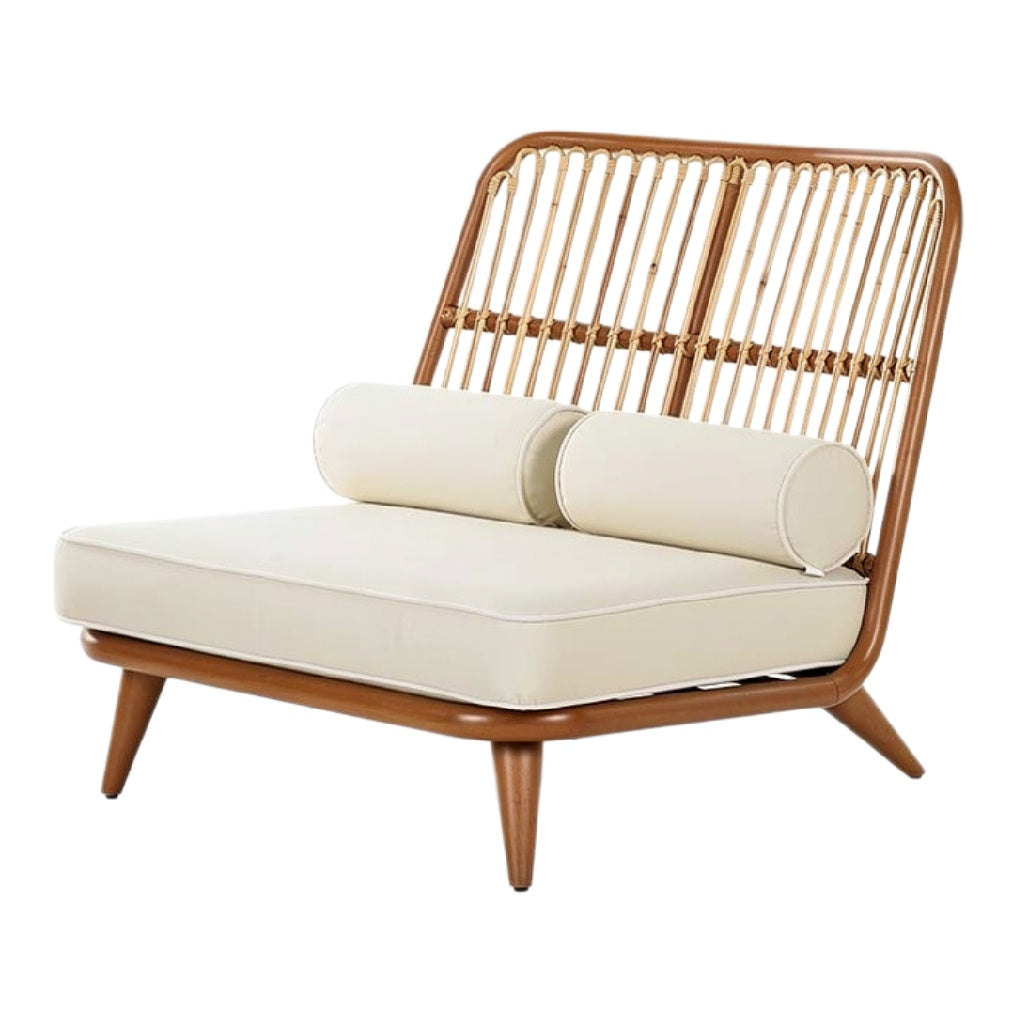 Moderne design fauteuil met rieten rugleuning en kussen in neutrale kleur